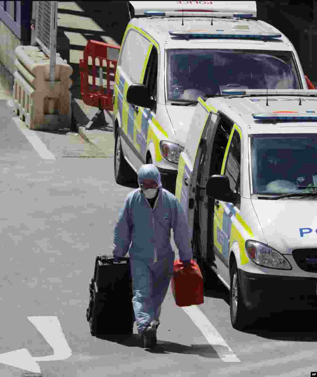 Un policía forense lleva una maleta mientras trabaja en una zona acordonada del área del Puente de Londres donde el sábado por la noche se perpetraron dos ataques que dejaron siete muertos y 48 heridos. &nbsp;Junio 4, 2017.