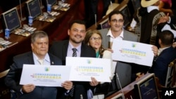 De izq. a Der. los excombatientes de las FARC Olmedo Ruíz, Sergio Marín, Sandra Ramírez y Jairo Quintero tras juramentar como legisladores en el Congreso colombiano.