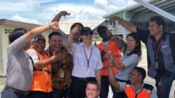 Pilot Joyce Lin merayakan penerbangan solo pertamanya bersama teman-teman satu tim di Bandara Sentani (courtesy: MAF)