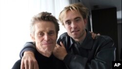 Willem Dafoe (kiri) dan Robert Pattinson berpose bersama saat mempromosikan film mereka "The Lighthouse" di Festival Film Toronto, 7 September 2019. (Foto: Invision/AP)