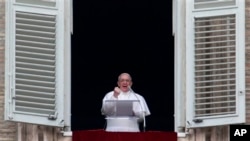 Paus Fransiskus saat memimpin doa Angelus dari jendela apartemennya yang menghadap Lapangan Santo Peter di Vatikan (17/3).