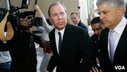 Jeff Skilling (izq.), el padre de John Skilling, es el ex presidente de la compañía de energía Enron, y está cumpliendo 24 años de cárcel por conspiración y fraude.