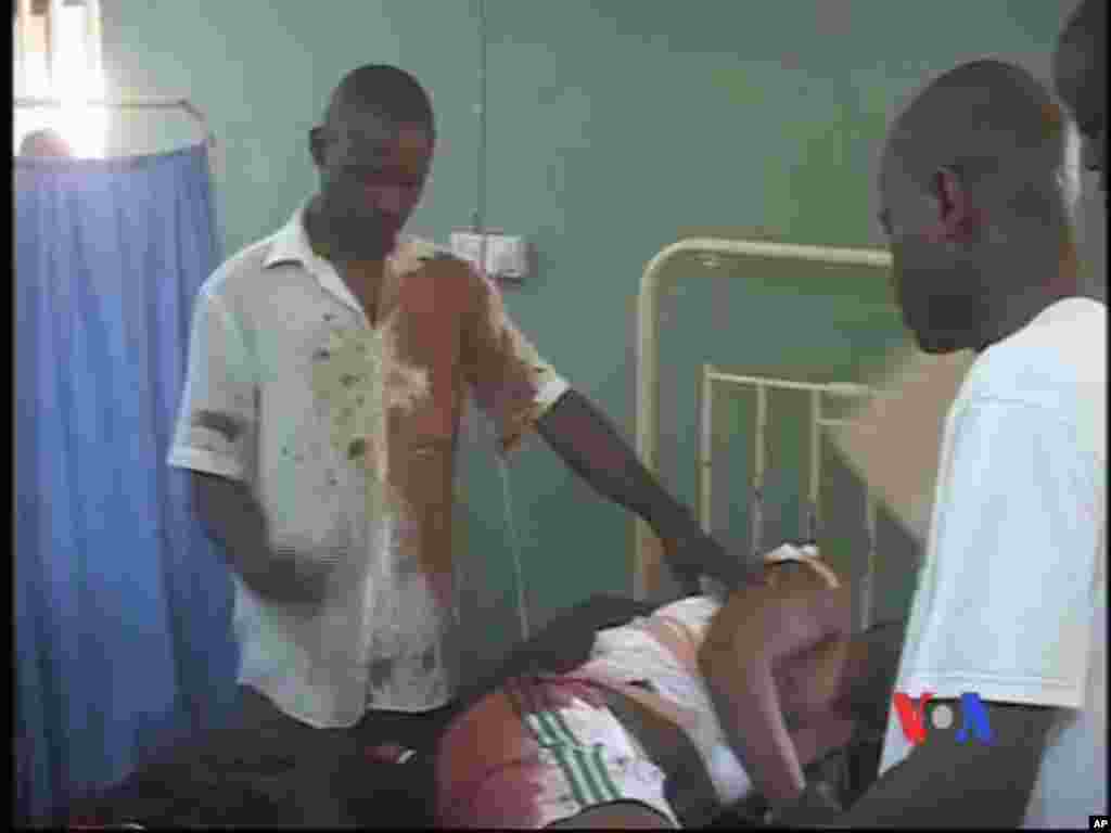 Daya daga cikin wadanda suka jikkata ke nan a dalilin fashewar bom a Titin Kaduna, ran lahadin, Nigeria da ta gabata 8 ga watan nan na Afilun shekarar 2012.