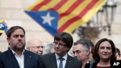 카를레스 푸지데몬 스페인 카탈루냐 자치정부 수반(가운데)이 지난 2일 바르셀로나에서 각료들과 기자회견을 열고, 분리독립 주민투표 결과를 발표하고 있다.