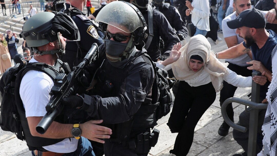 Izraelski vojnici u okršaju sa palestinskim demonstrantima na ulazu u stari grad u Jerusalimu, 10. maja 2021.