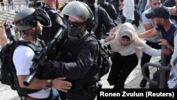 Izraelski vojnici u okršaju sa palestinskim demonstrantima na ulazu u stari grad u Jerusalimu, 10. maja 2021.
