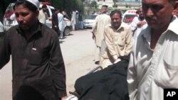 2일 파키스탄 페샤와르 발전소 테러로 사망한 희생자의 시신을 옮기는 사람들.