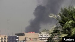 伊拉克爆炸现场升起浓烟。
