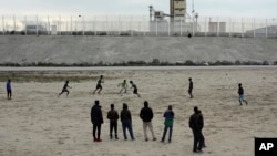 De jeunes migrants jouent au football dans un camp de fortune pour migrants près de Calais, France, 12 octobre 2016. 