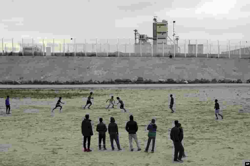 فوتبال مهاجران در یک اردوگاه در نزدیکی&zwnj; کاله فرانسه.