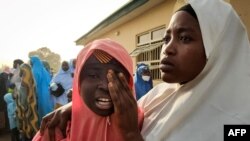Une fille kidnappée réagit alors qu'elle retrouve un membre de sa famille à Jangebe, dans l'État de Zamfara, le 3 mars 2021, après leur enlèvement dans un pensionnat du nord-ouest du Nigéria, la semaine dernière, le 26 février 2021.