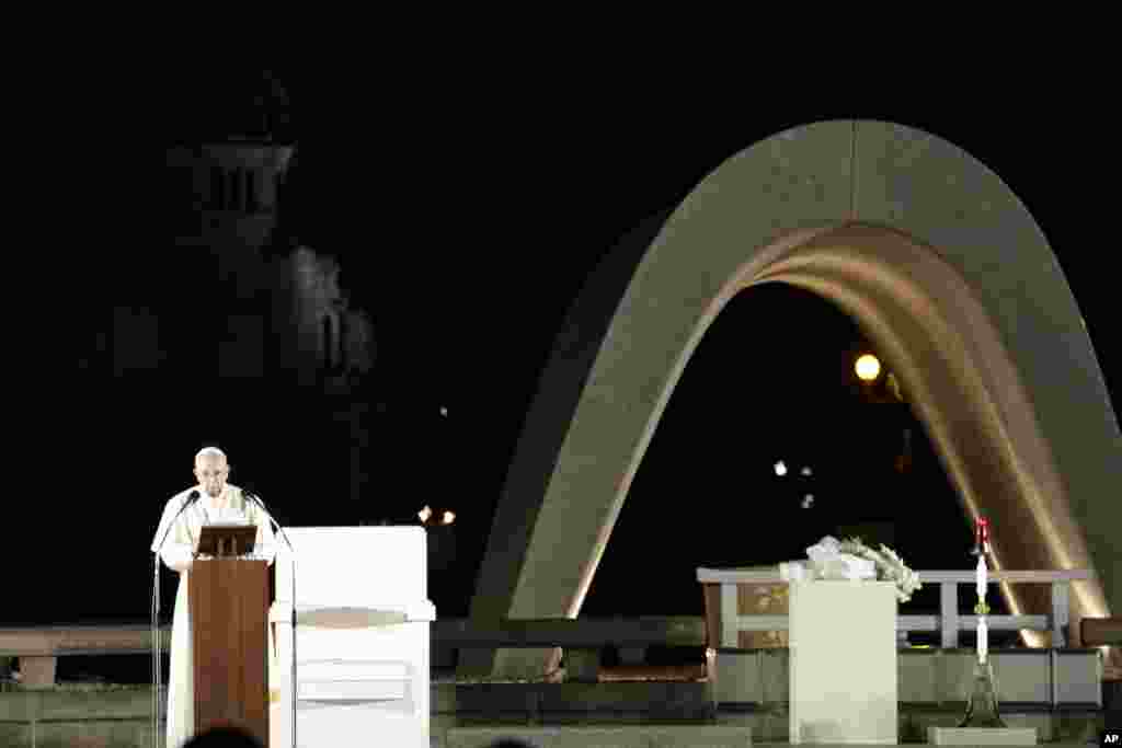 El Papa Francisco pronuncia un discurso frente al monumento del Cenotafio (derecha), en el Parque Memorial de la Paz de Hiroshima en Hiroshima, Japón occidental, el domingo 24 de noviembre de 2019. (AP Photo / Gregorio Borgia).