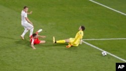 Xherdan Shaqiri postiže pogodak protiv Srbije na Svjetskom prvenstvu u Rusiji.