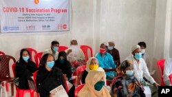 কক্সবাজারের উখিয়ায় রোহিঙ্গা শরণার্থীরা কোভিড-১৯ এর টিকা নেয়ার জন্যে অপেক্ষা করছেন। আগস্ট ১০, ২০২১- এপি 