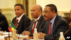 Ethiopian Deputy Prime Minister and Minister of Foreign Affairs Hailemariam Desalegn, right (file photo)