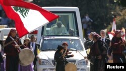 Các nghệ sĩ trình diễn dọc trên đường Ðức Giáo hoàng Benedicto 16 đến Dinh Baabda gần Beirut, ngày 15/9/2012. 