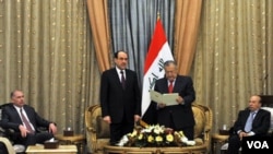 Presiden Irak Jalal Talabani (berdiri, kanan) saat secara resmi meminta PM Nouri al-Maliki untuk membentuk pemerintahan.