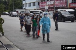 ႏိုဝင္ဘာ ၂၄ ရက္ေန႔က ဖမ္းဆီးခံခဲ့ရတဲ့ ျမန္မာအပါအဝင္ တရားမဝင္ႏိုင္ငံျခားသားမ်ား။ (ဓာတ္ပုံ - မေလးရွားလဝက - ႏိုဝင္ဘာ ၂၄၊ ၂၀၂၀)