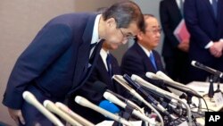 Ông Shigehisa Takada, Chủ tịch kiêm Tổng giám đốc tập đoàn Takata, cúi đầu tại buổi họp báo ở Tokyo ngày 26/6/2017.