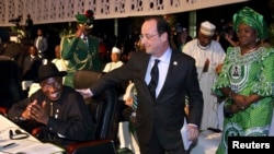 Le President français Francois Hollande et le chef de l'Etat nigerian Goodluck Jonathan (Photo d'archives) 