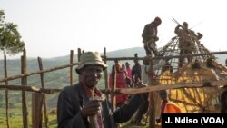 Watu walioondolewa katika msitu wa Maasai Mau Kenya wajenga vibanda muda nje ya hifadhi ya msitu huo.
