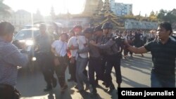 ကျောင်းသားအရေး အကြမ်းမဖက်ဖို့ဆန္ဒပြပွဲ အကြမ်းဖက်ဖြိုခွင်းခံရ- သတင်းဓာတ်ပုံ Credit to ငြိမ်းချမ်း-7days
