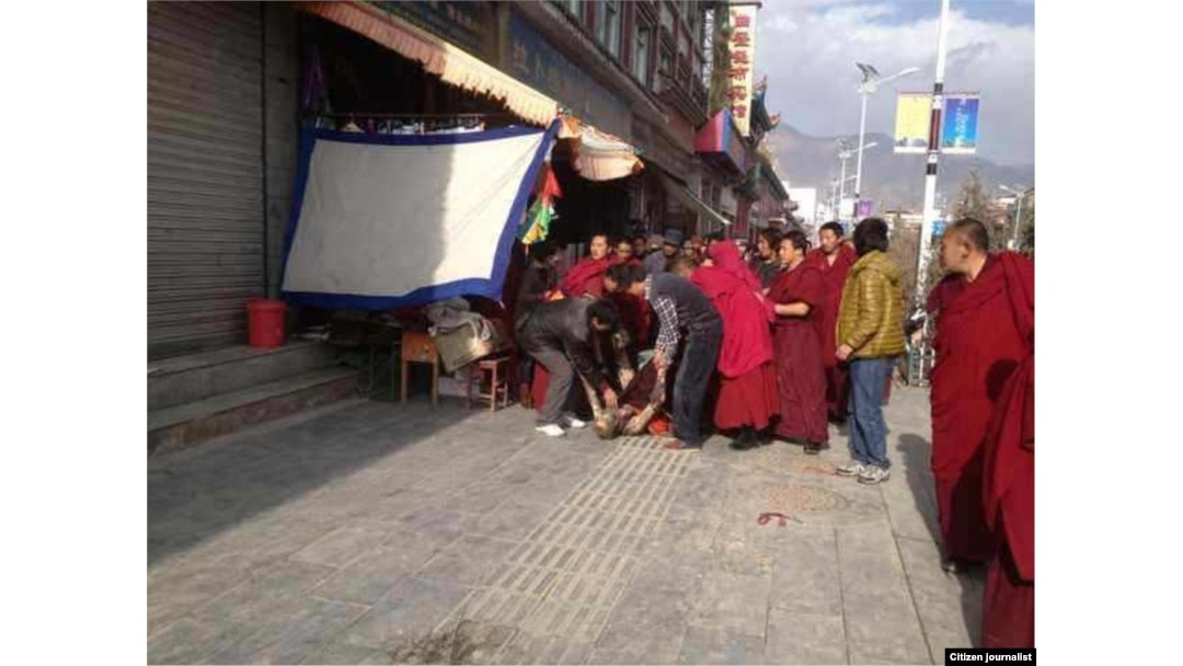 当地僧人和百姓把多杰仁青烧焦的尸体送回家(民众向美国之音藏语组提供)
