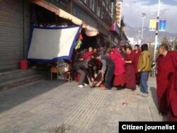 当地僧人和百姓把多杰仁青烧焦的尸体送回家(民众向美国之音藏语组提供)