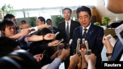 Thủ tướng Nhật Bản Shinzo Abe phát biểu với các phóng viên khi ông đến văn phòng làm việc ở Tokyo ngày 3/7/2017.
