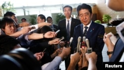 도쿄도의회 선거 개표 결과가 확정된 3일 오전 아베 신조 일본 총리가 집무실 앞에서 소감을 밝히고 있다.