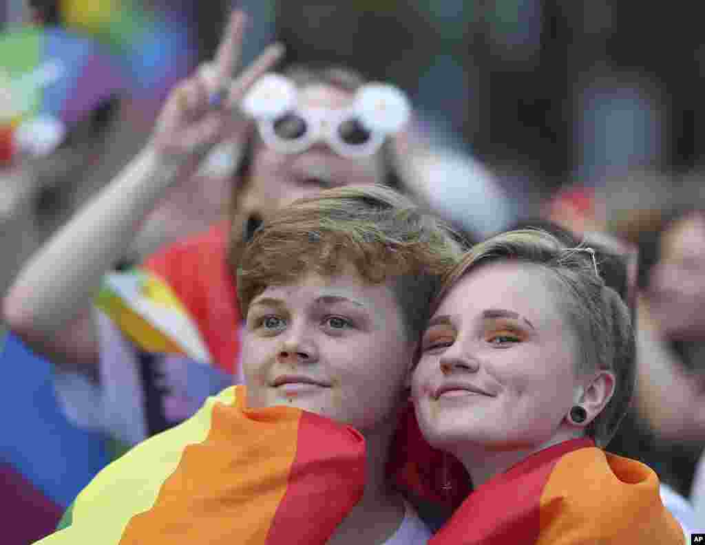 این دو نفر در رژه افتخار به دگرباشی جنسی در ورشو لهستان. دگرباشان جنسی در ماه ژوئن که &laquo;ماه افتخار&raquo; نامیده می شود، با برگزاری رژه هایی در شهرهای مختلف، خواستار رفع&nbsp;تبعیض و خشونت نسبت به همجنسگرایان و دگرباشان جنسی می شوند.&nbsp;