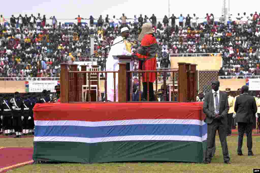 19 janvier&nbsp;: à la suite de l&#39;élection présidentielle gambienne de 2016,&nbsp;Adama Barrow&nbsp;prête serment à l&#39;ambassade de&nbsp;Dakar.