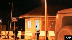 Інспектори поліції перевіряють контрольно-пропускний пункт, на який здійснено атаку