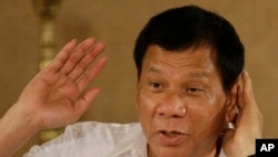 Tổng thống Duterte trả lời câu hỏi của các phóng viên trong một cuộc họp báo tại Dinh Malacanang ngày 13/3/2017.