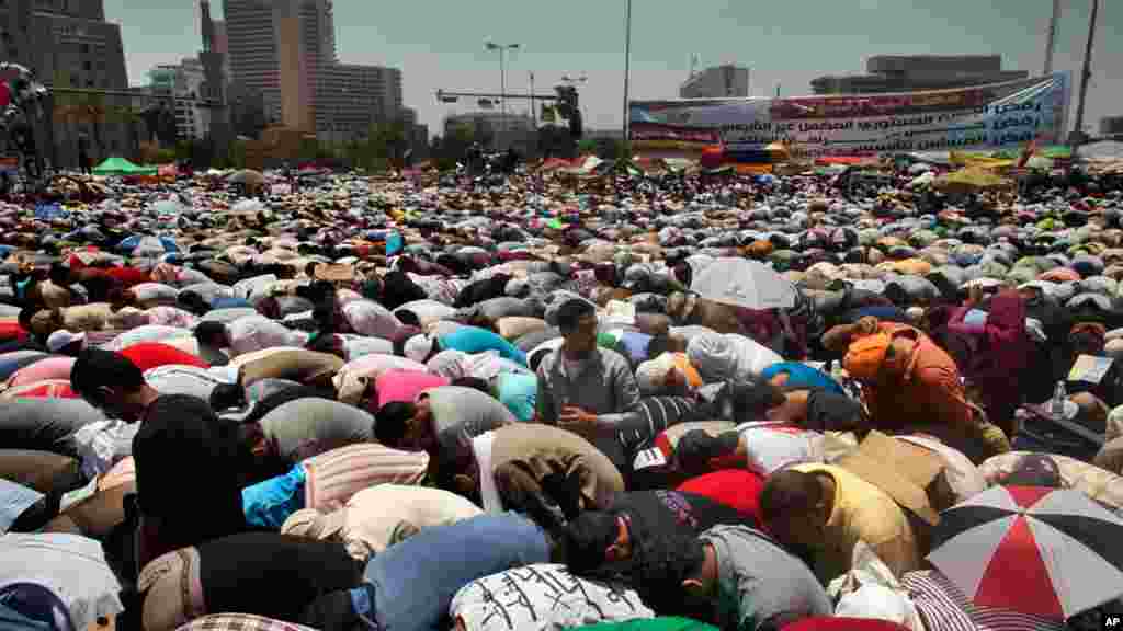 Muslim Brotherhood supporters attend Friday prayers.