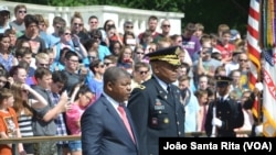 Angola General João Lourenço com o General Leslie Smith no túmulo do soldado desconhecido