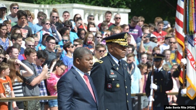 Angola General João Lourenço com o General Leslie Smith no túmulo do soldado desconhecido