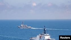 USS Kidd, kapal penghancur kelas Arleigh Burke berpeluru kendali dan Munro, kapal layar Penjaga Pantai AS transit di Selat Taiwan, 27 Agustus 2021. (U.S. Navy via REUTERS)