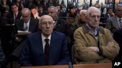 Mantan diktator Argentina Jorge Rafael Videla (kiri) dan Reynaldo Bignone menunggu keputusan hakim di pengadilan Buenos Aires, Argentina (5/7).