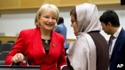 Sharman Stone, à gauche, du ministère australien des Affaires étrangères, s'entretient avec la ministre afghane des Affaires féminines, Alhaj Delbar Nazari, lors de la conférence, 'She Decides', au Palais Egmont à Bruxelles, le 2 mars 2017.