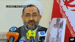 An image grab taken from Iran's English-language official Press TV station shows Iranian Intelligence Minister Heydar Moslehi showing a picture of top Sunni militant Abdolmalek Rigi during a press conference in Tehran, 23 Feb 2010