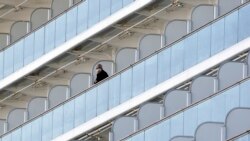 Un pasajero del crucero Diamond Princess, en cuarentena en el puerto de Yokohama, en Japón, observa desde un balcón el 6 de febrero de 2020.