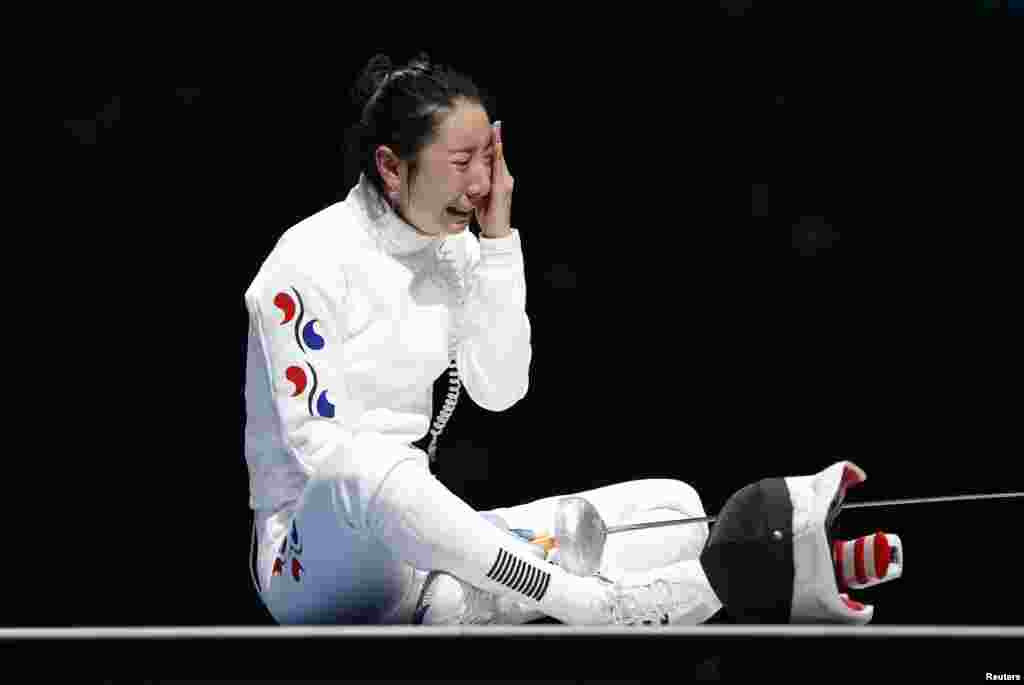 Shin A Lam, de Corea del Sur, llora tras ser derrotada por la alemana Britta Heidemann, durante la semifinal femenina de esgrima. La coreana se qued&oacute; una hora en la pista mientras su pa&iacute;s presentaba un reclamo.