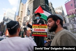 Orang Yahudi ultra-Ortodoks Pro-Palestina melakukan protes balasan pada unjuk rasa pro-Israel di Times Square di New York City, AS, 12 Mei 2021. (Foto: REUTERS/David 'Dee' Delgado)