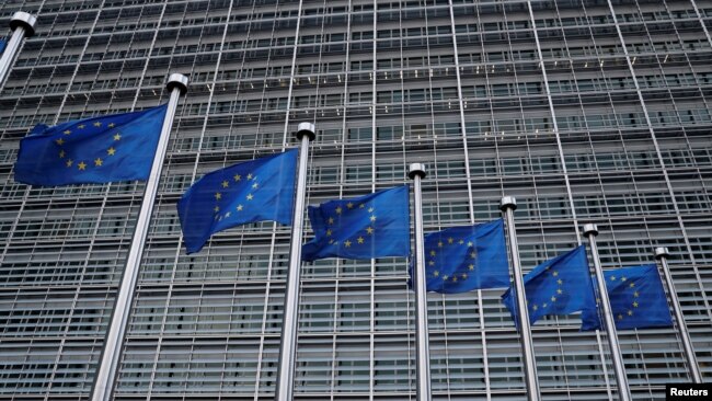 在歐盟布魯塞爾總部大廈外飄揚的歐盟旗幟。（2018年3月8日）