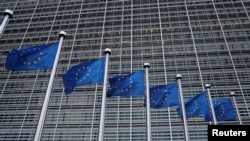 在歐盟布魯塞爾總部大廈外飄揚的歐盟旗幟。（2018年3月8日）
