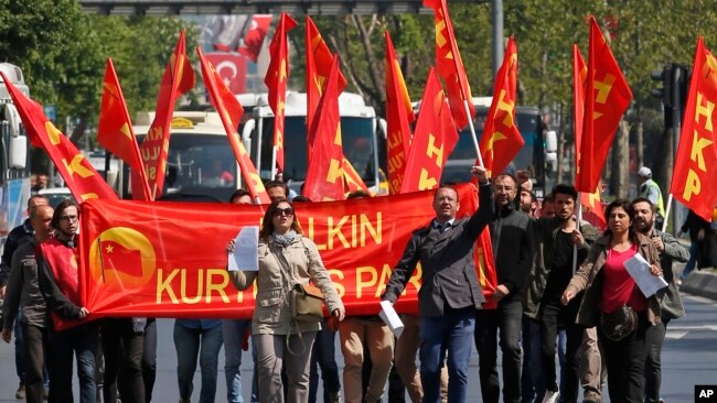 Manifestantes marchan durante el Día Internacional del Trabajo en Estabmul, Turquía, el martes, 1 de mayo, de 2018.