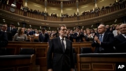 Perdana Menteri Spanyol Mariano Rajoy (tengah) yang baru dipilih kembali mendapat aplus dari para anggota parlemen di Madrid (29/10). 