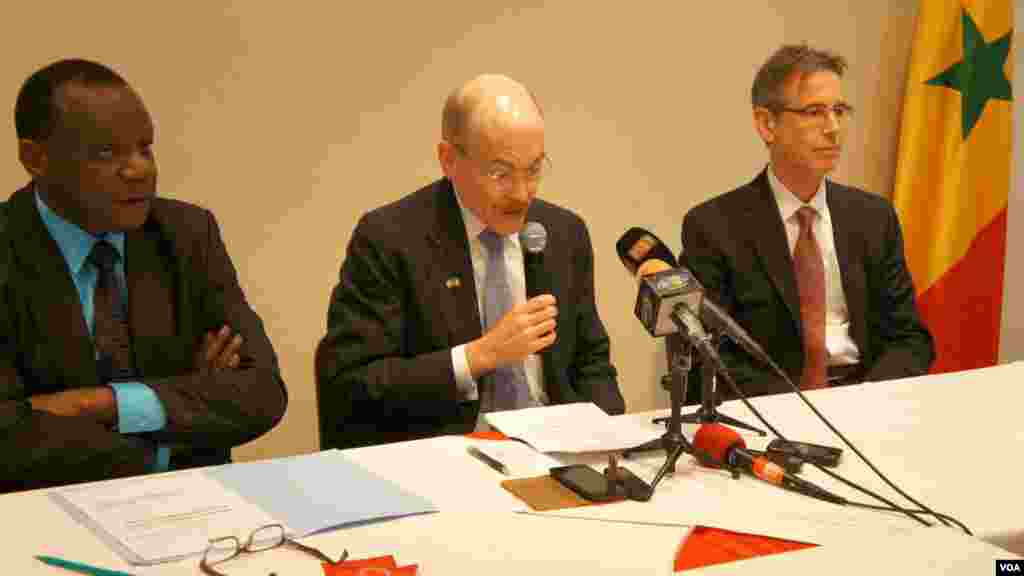 L&rsquo;ambassadeur américain à Dakar (centre), Zumwalt , entouré du ministre sénégalais de la Culture et de la Communication, Mbagnick Ndiaye (G) et de l&rsquo;ambassadeur américain à Dakar (D), Zumwalt, parle lors du lancement de la fréquence 102 FM de la VOA à Dakar, Sénégal, mardi 3 mars 2015.