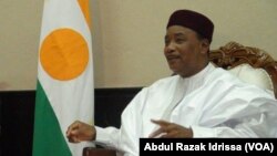 Le président du Niger Mahamadou Issoufou lors de la visite de Angela Merkel à Niamey, Niger, 10 octobre 2016. VOA/ Abdoul-Razak Idrissa